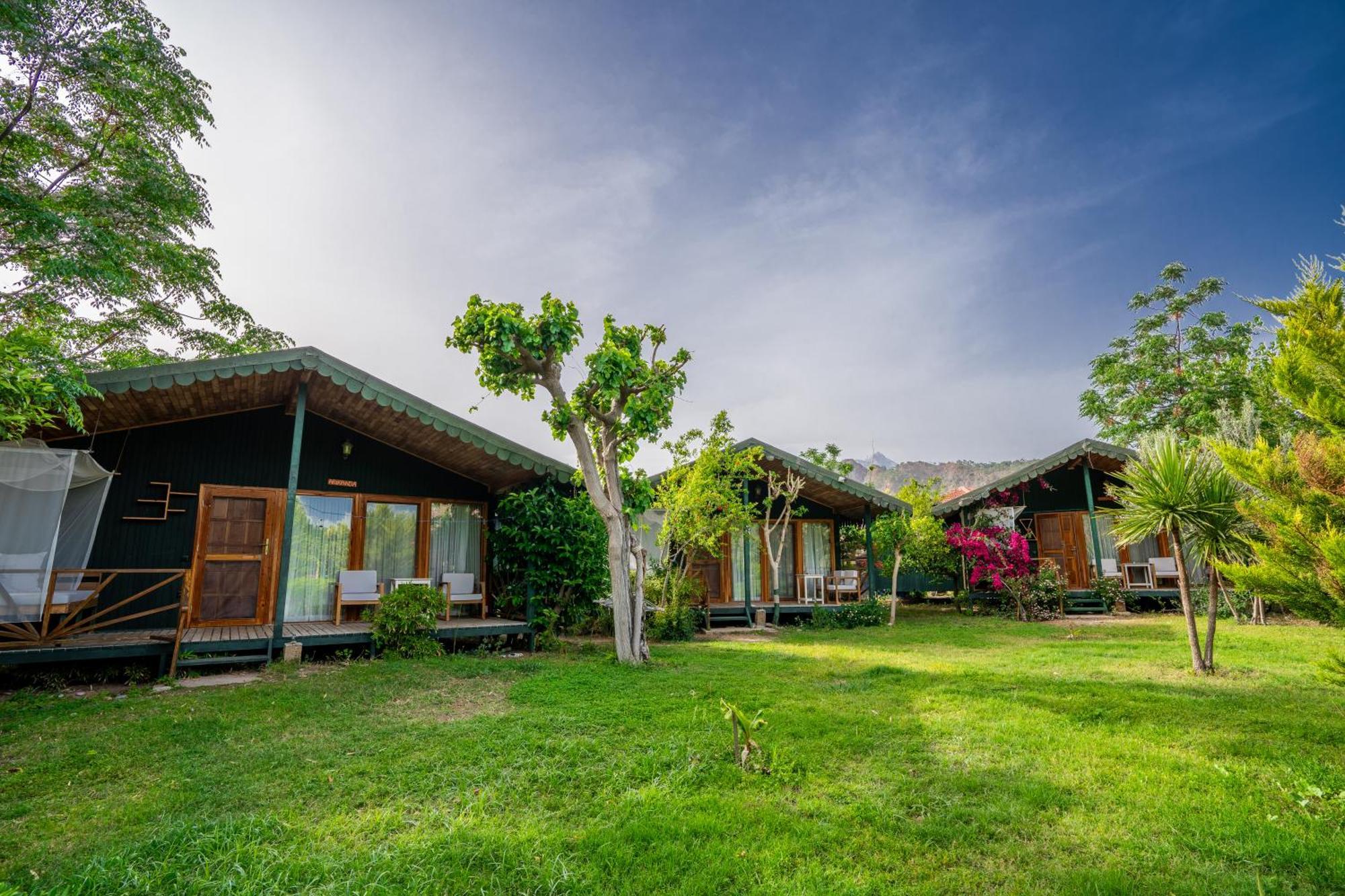 Etenna Bed & Breakfast 3*