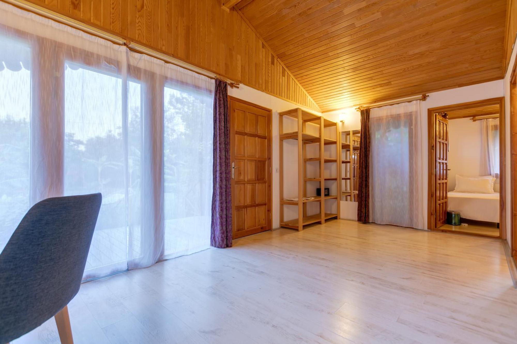 Etenna Bed & Breakfast 3*